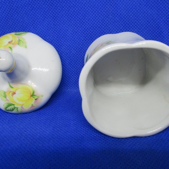 Vtg TRINKET Box PILLBOX RING Holder Porcelain White Porcelain Yellow Roses Stem - Picture 6 of 10